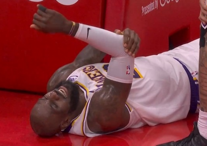 星空注册-火湖PK变肉搏战：詹姆斯被犯规重摔幸未受伤 单节合计12犯11失误